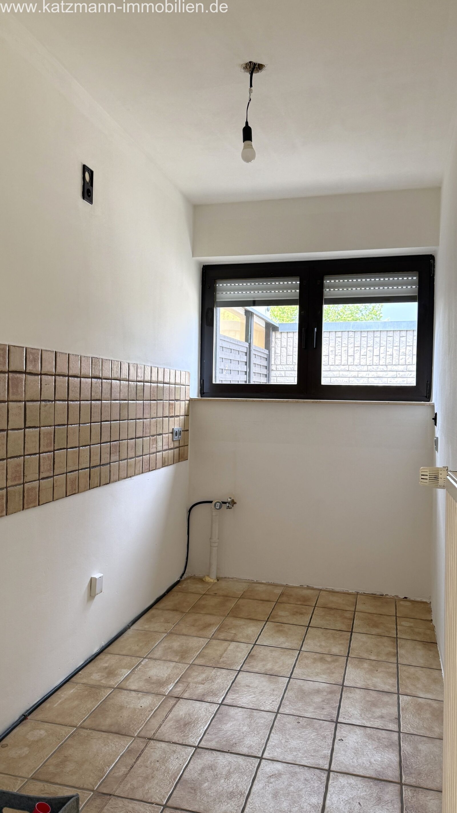 Helle Terrassenwohnung mit viel Platz (142 m² Wohn- u. Nutzfläche), Garten u. Garage inklusive