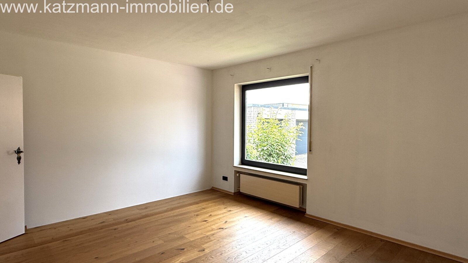 Helle Terrassenwohnung mit viel Platz (142 m² Wohn- u. Nutzfläche), Garten u. Garage inklusive