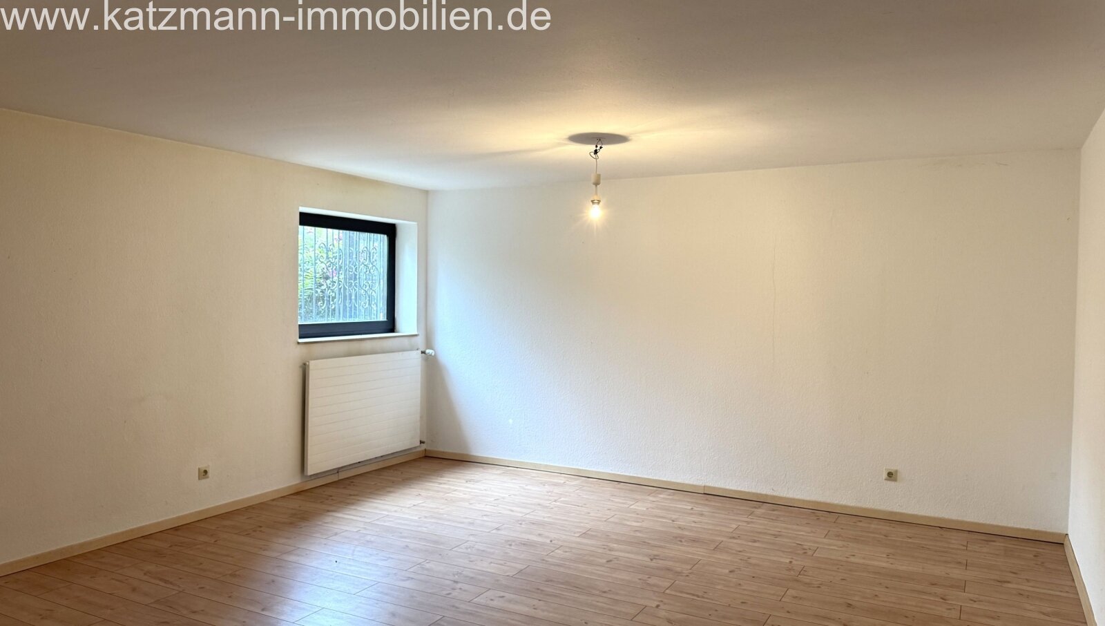 Helle Terrassenwohnung mit viel Platz (142 m² Wohn- u. Nutzfläche), Garten u. Garage inklusive