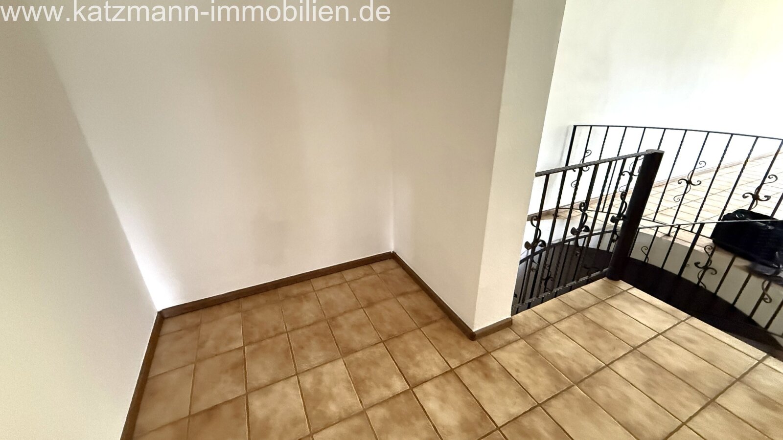 Helle Terrassenwohnung mit viel Platz (142 m² Wohn- u. Nutzfläche), Garten u. Garage inklusive