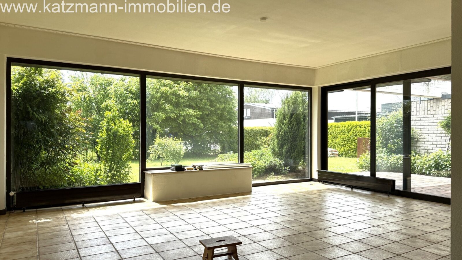 Helle Terrassenwohnung mit viel Platz (142 m² Wohn- u. Nutzfläche), Garten u. Garage inklusive 