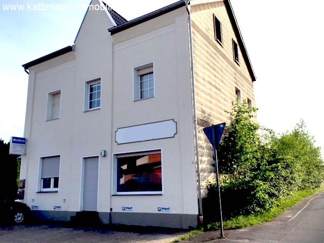 Wohn- und Geschäftshaus mit Ladenlokal, 2 Wohnungen, Lagerhalle, 3 Garagen und Stellplätzen zu verkaufen 
