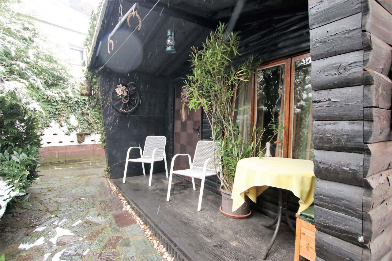 Doppelhaushälfte mit Gartenparadies, Garagen, Gartenhaus und Baupotential zu verkaufen! 