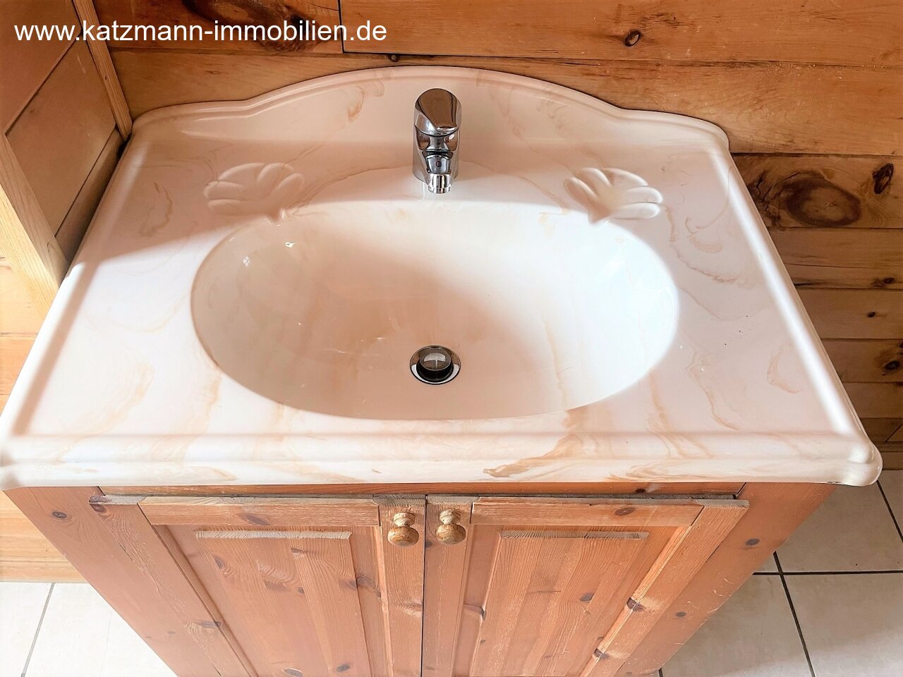 Waschbecken mit Unterschrank im Dusch-Bad