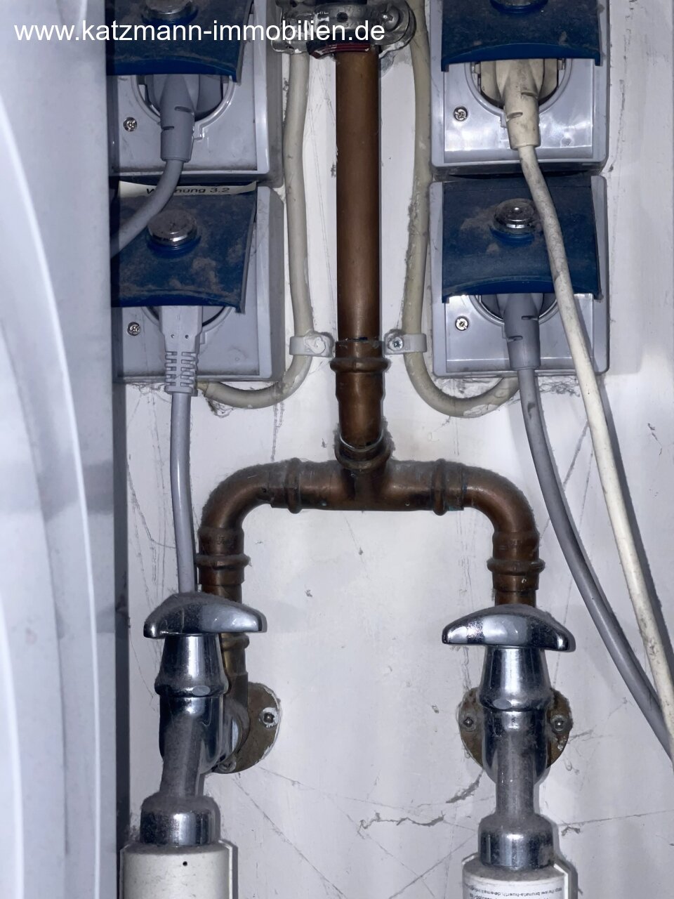 Eigene Steckdosen u.Wasserzähler in der  Waschküche