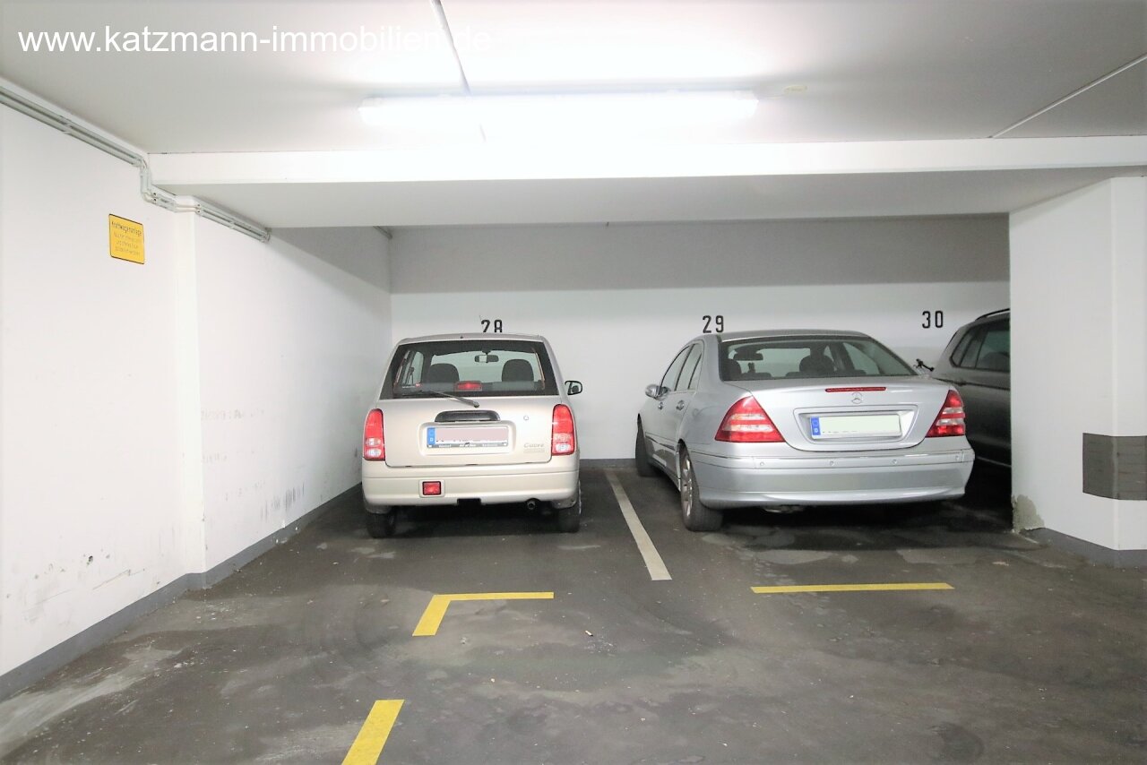  Tiefgaragenstellplatz (Nr. 28 direkt an der Wand)