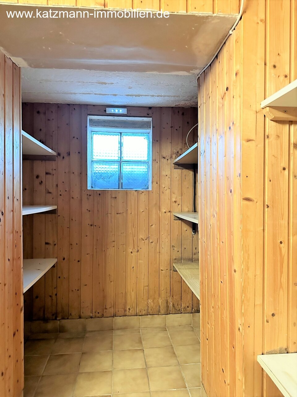 KG unterkellerter Hauseingang
