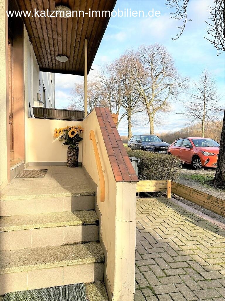  Hauseingang mit Sitzmöglichkeit vorm Haus