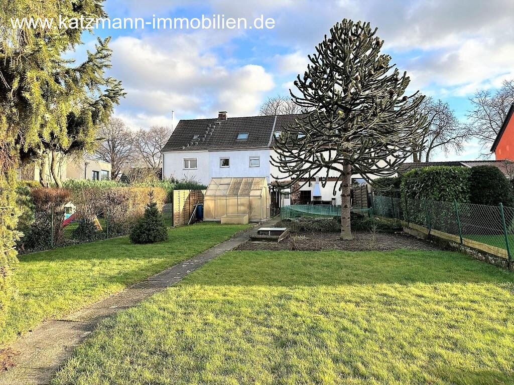 Blick vom Garten zum Haus