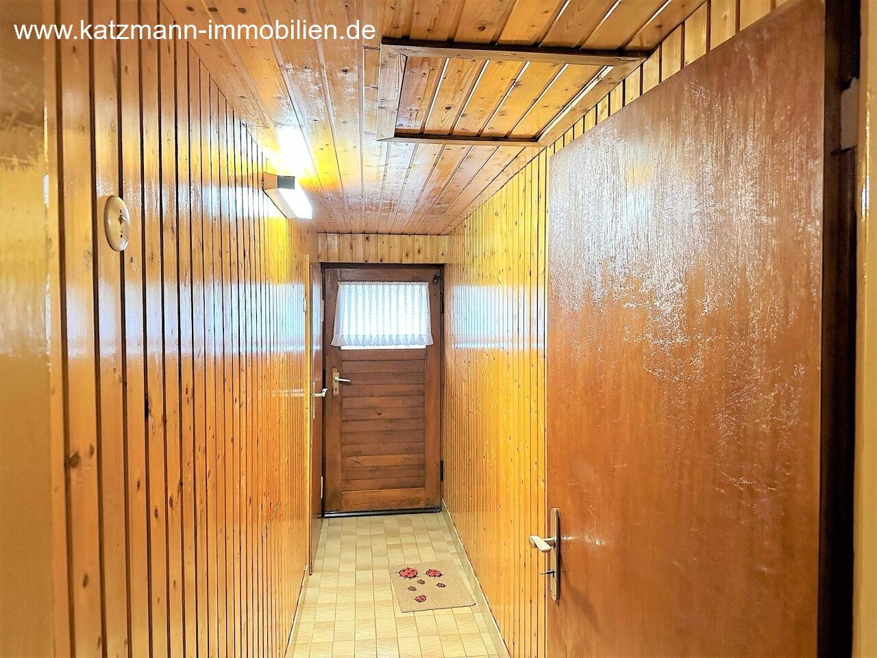  Flur zur Gartentüre mit Klappe in Decke