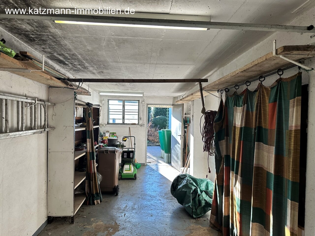  Garage (mit Platz für eine kleine Werkstatt)