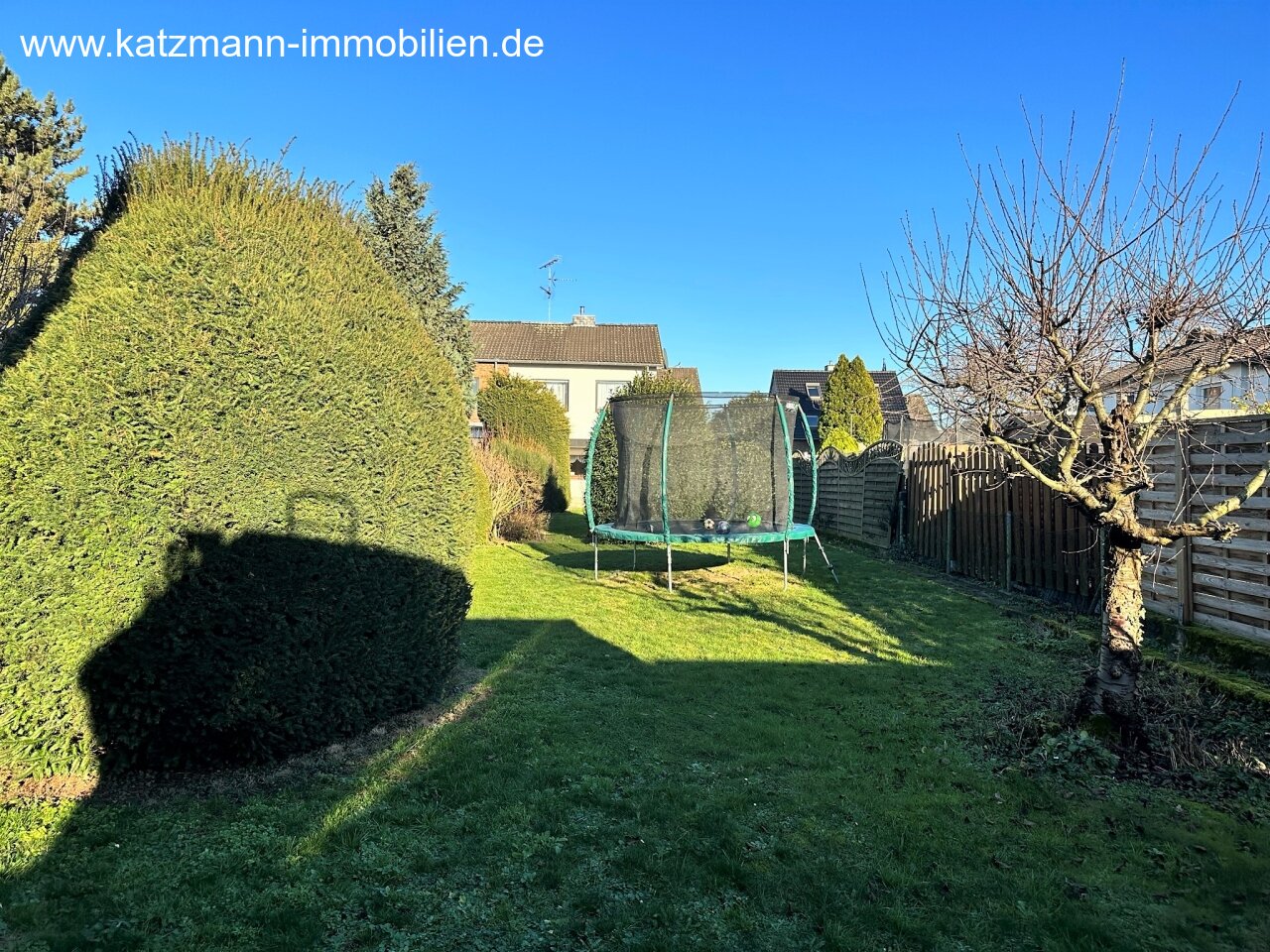  Garten, eingezäunt mit gewachsenen Sträuchern