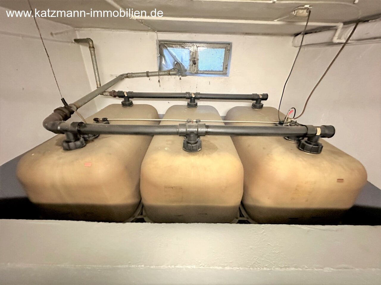 Kunststofftanks (3 x 1.100 Liter gut gefüllt)