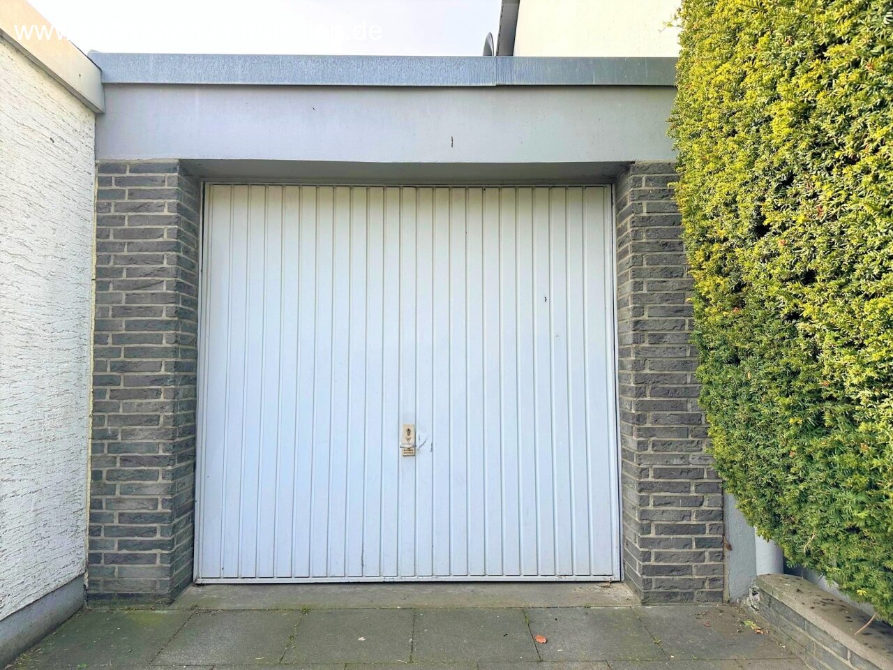 Garage mit Durchgang zum Garten!