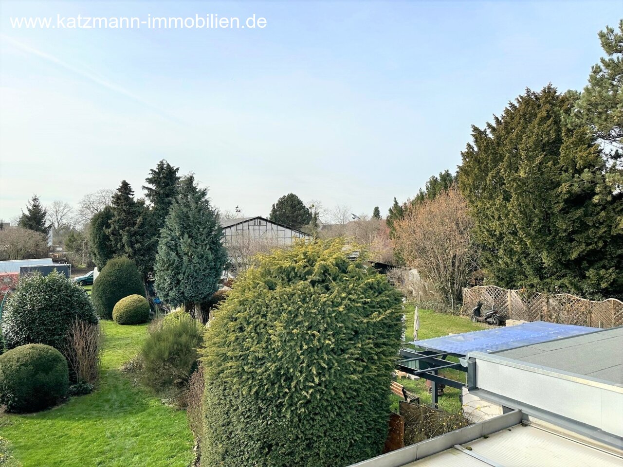 Ausblick in den großen Garten (vom Büro OG)