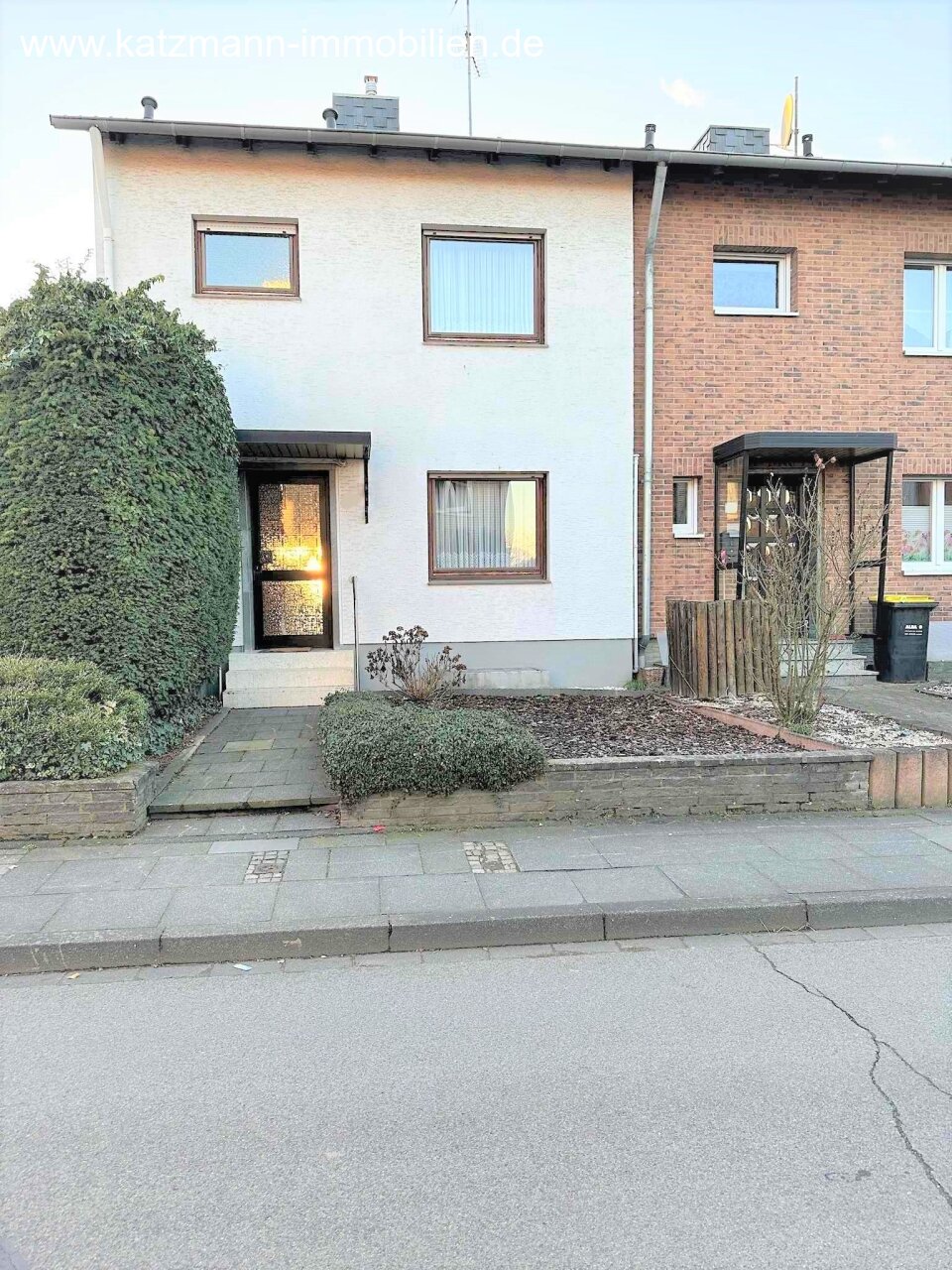 Straßenansicht mit Vorgarten