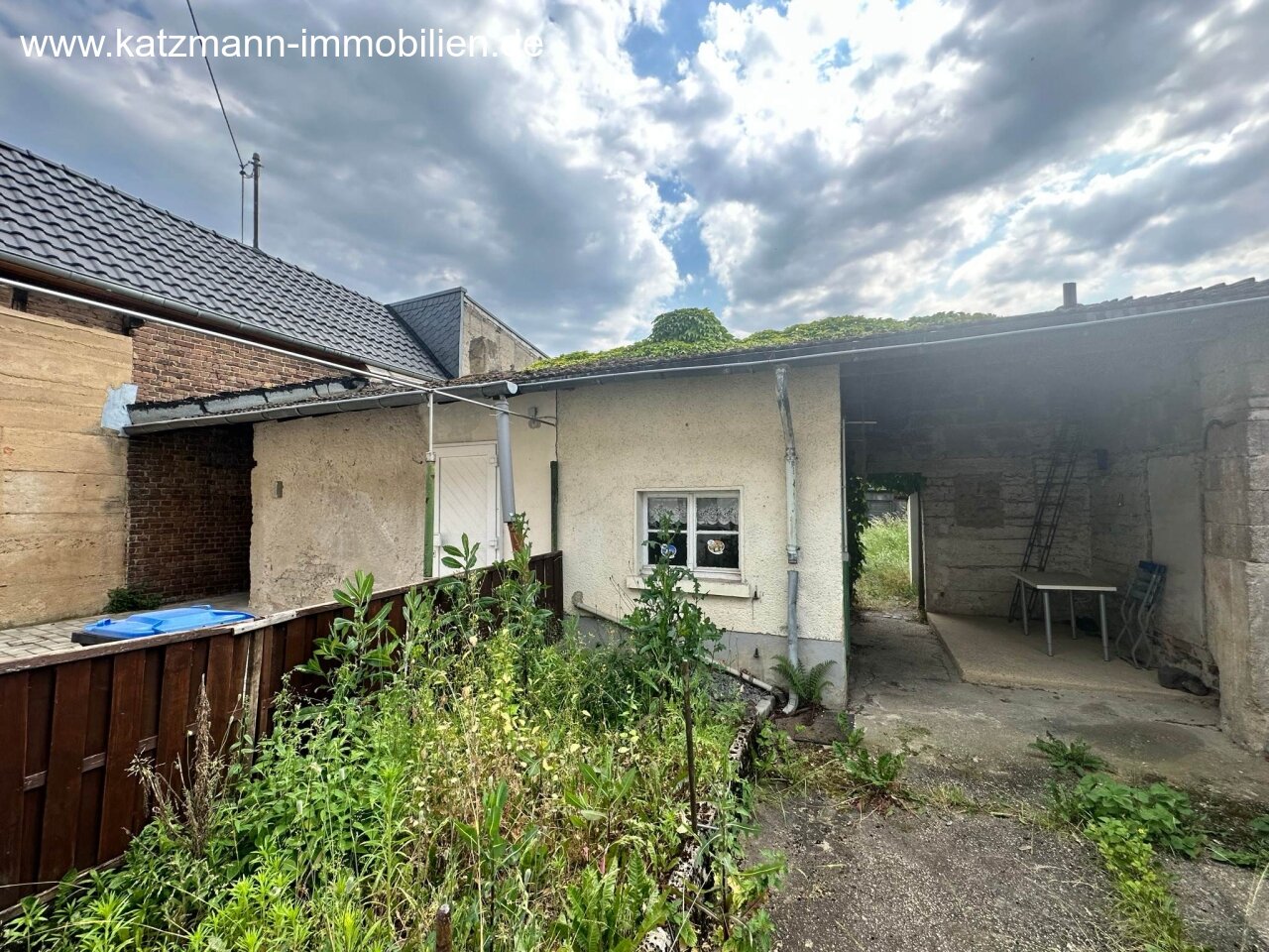 Rückwärtiger Schuppen - Durchgang zum Garten