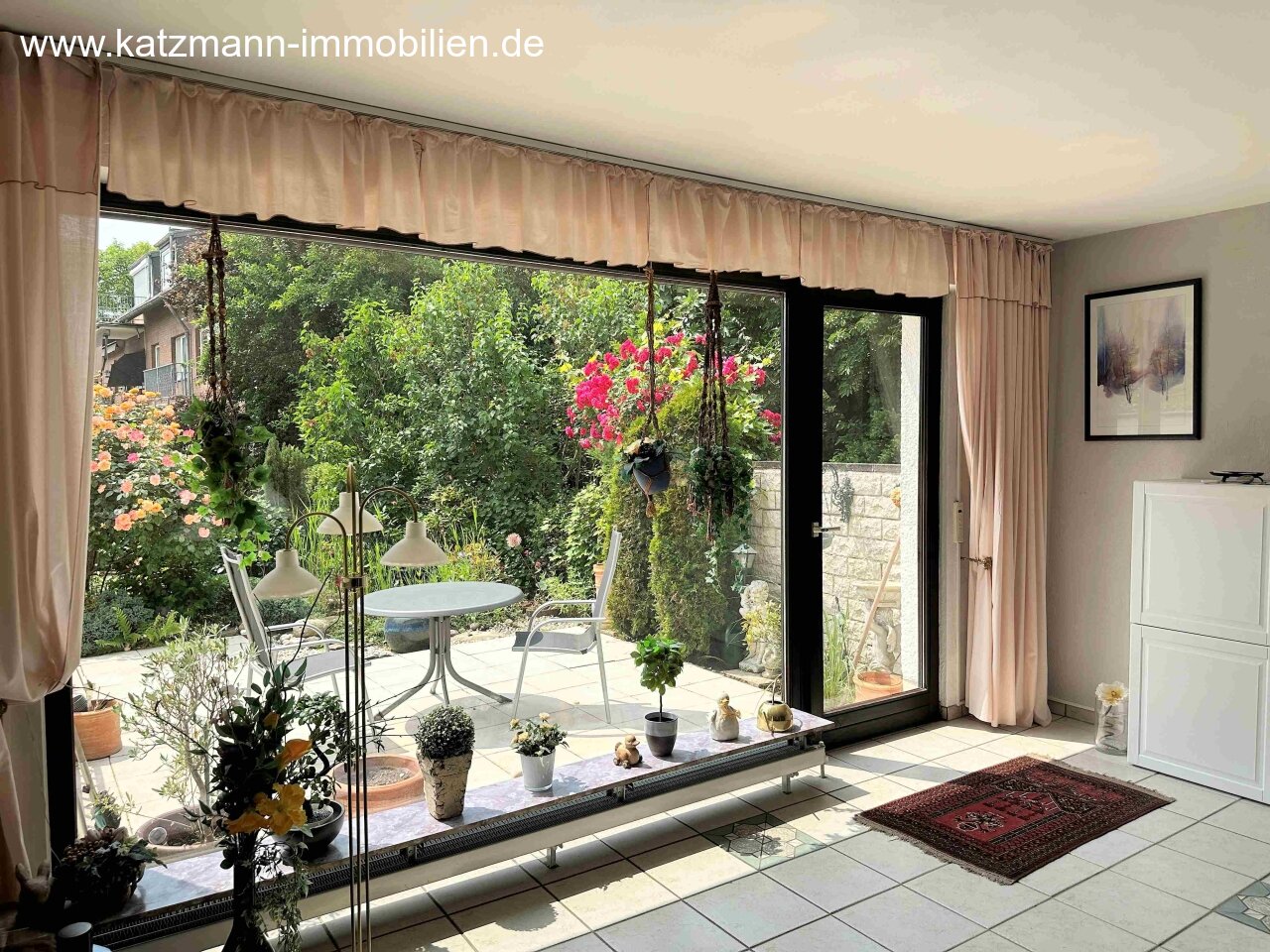 EG Wohnzimmer Blick auf die Terrasse u. den Garten