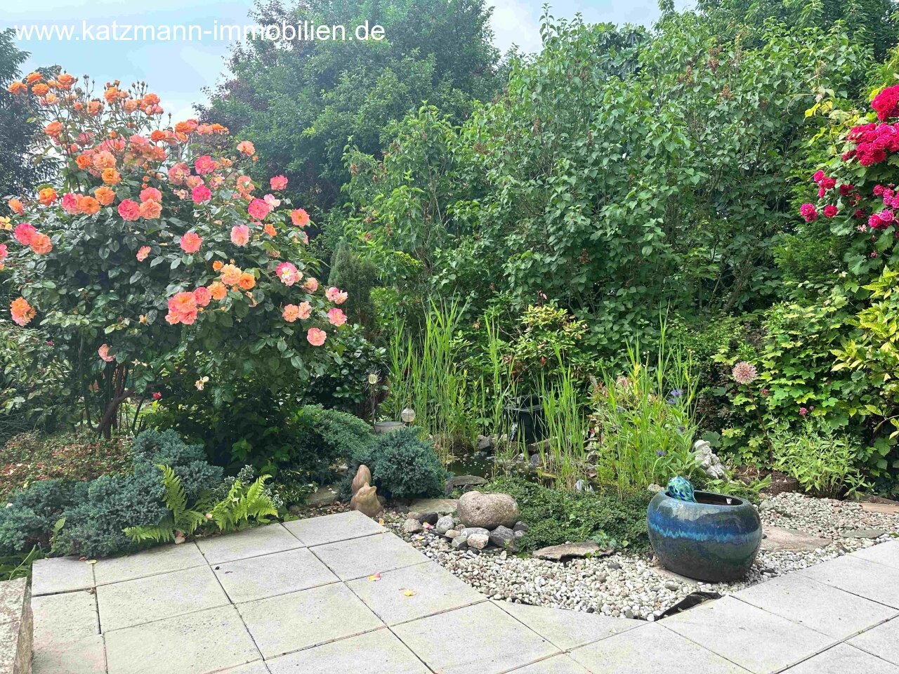 Garten Blick von der Terrasse auf den Fischteich