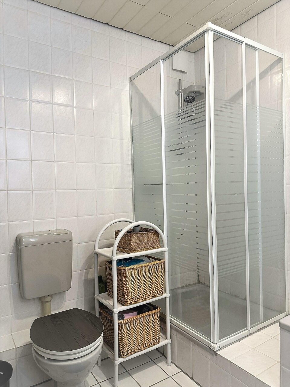 OG - Dusche (Porzellan grau, Fliesen weiß)