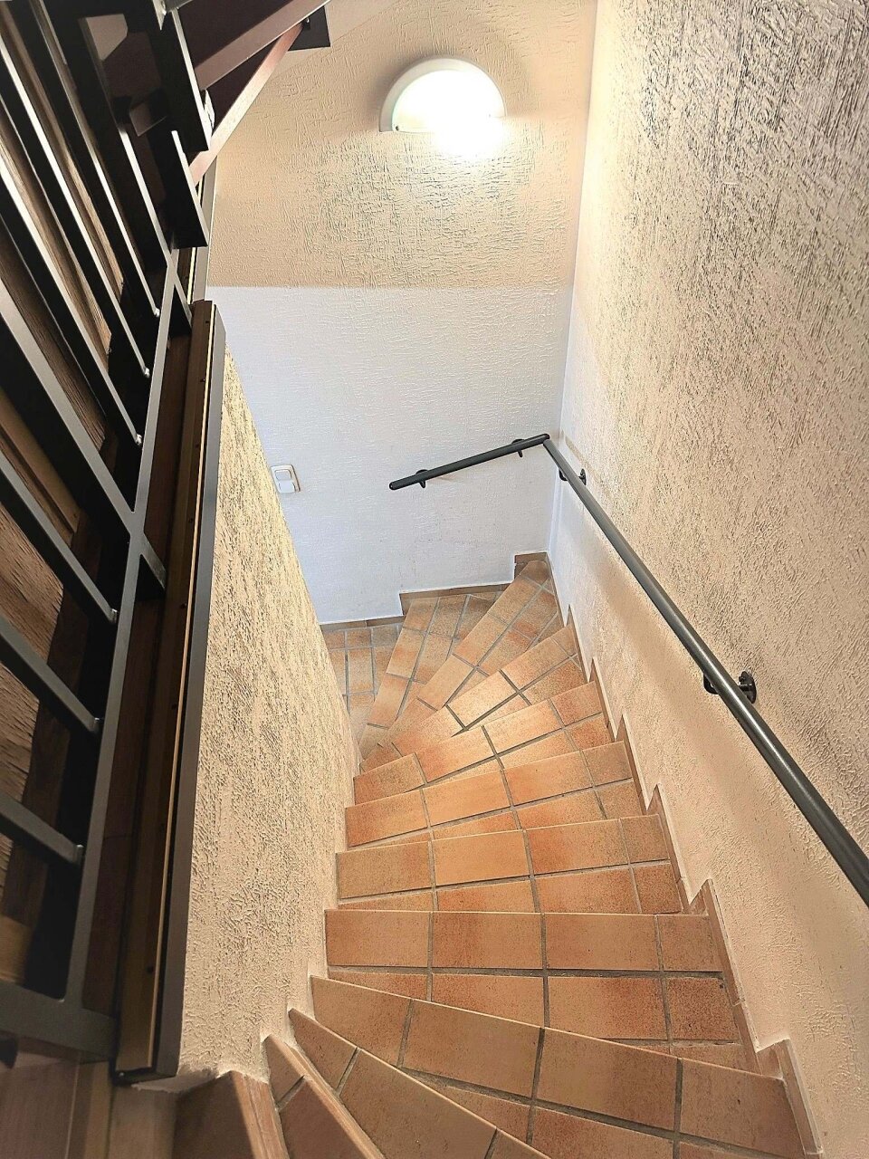 Treppenhaus (Beton mit massiven Spaltplatten)