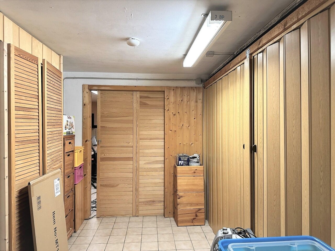 KG - Blick auf Hobbyraum (Schiebetür)