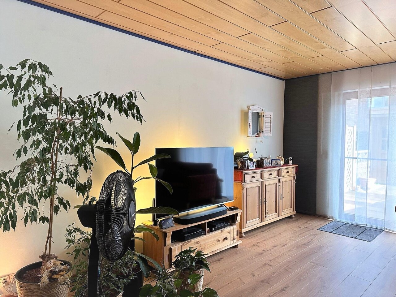 Wohnbereich mit Zugang zur Terrasse