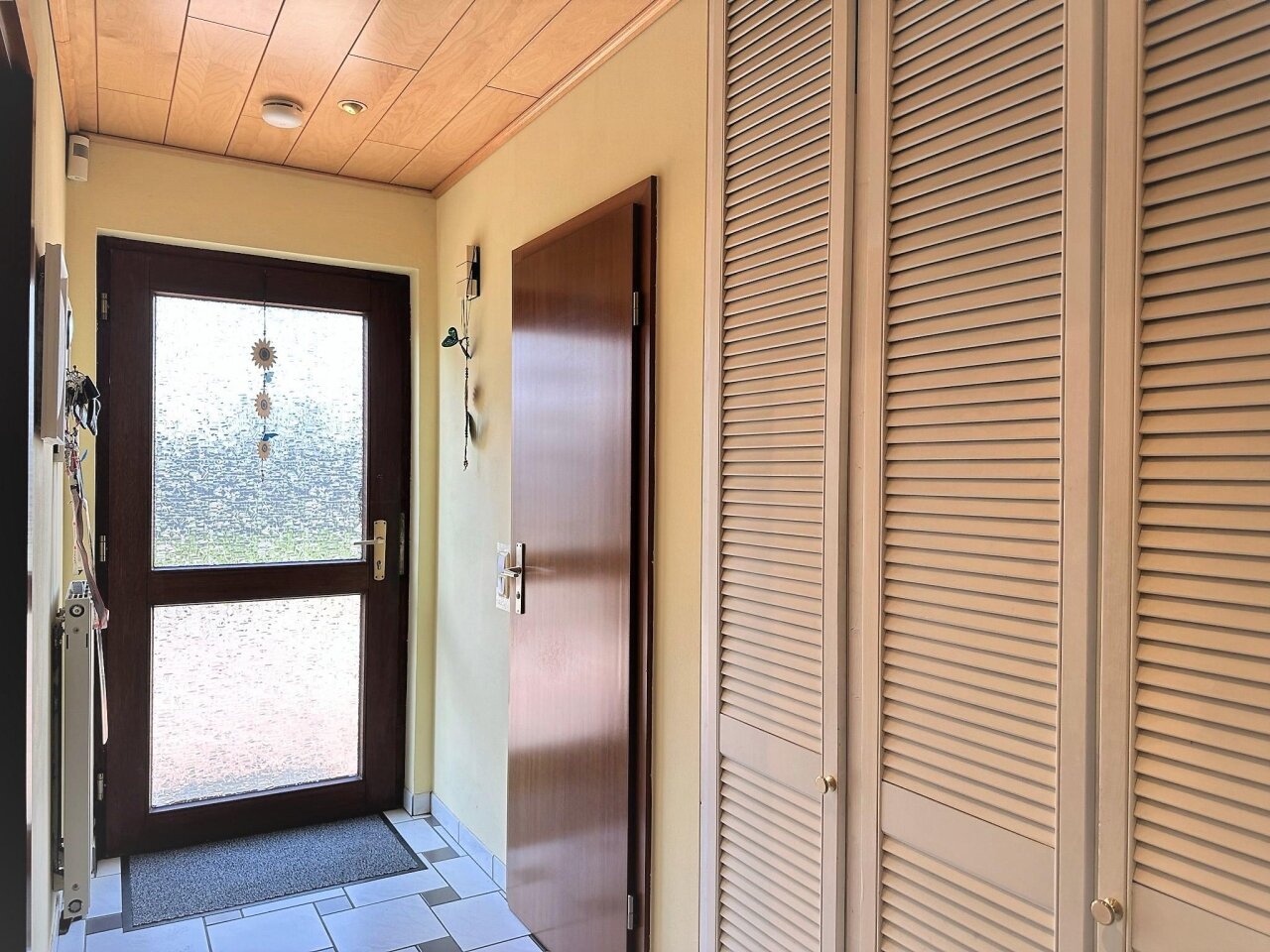 Eingangsdiele Blick auf Garderobe und Gäste-WC