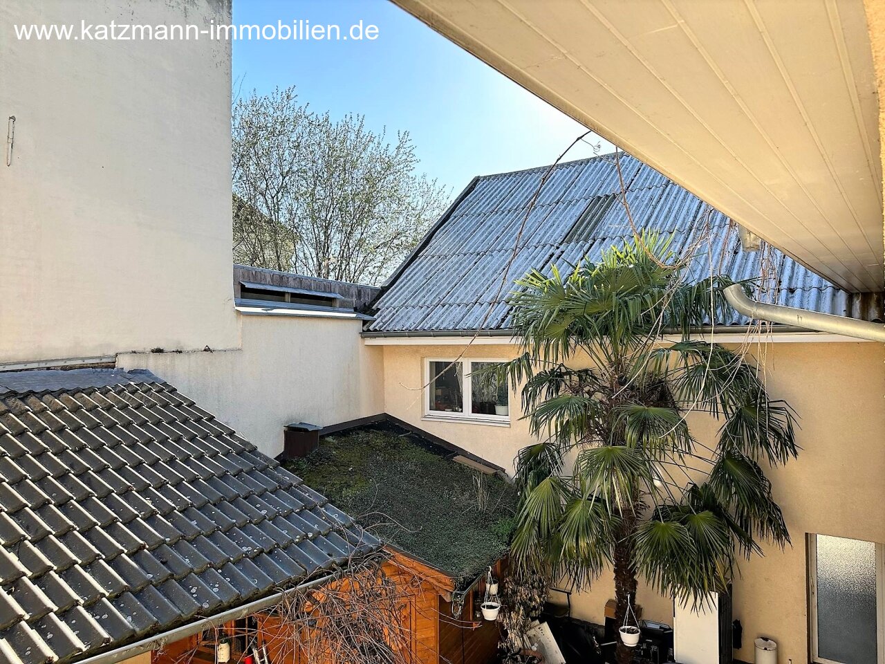Blick vom Wohnhaus in den Hof