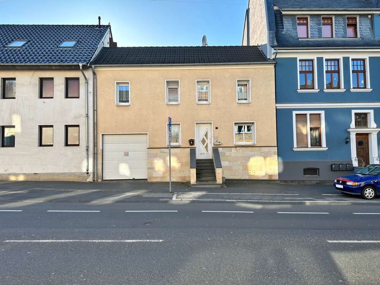 Wohnhaus (Blick von der Straße)