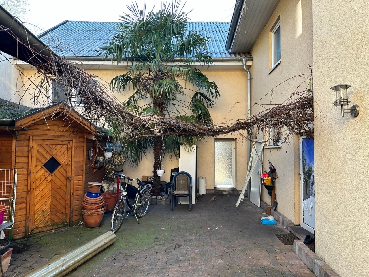 Hof zwischen Werkstatt u. Wohnhaus