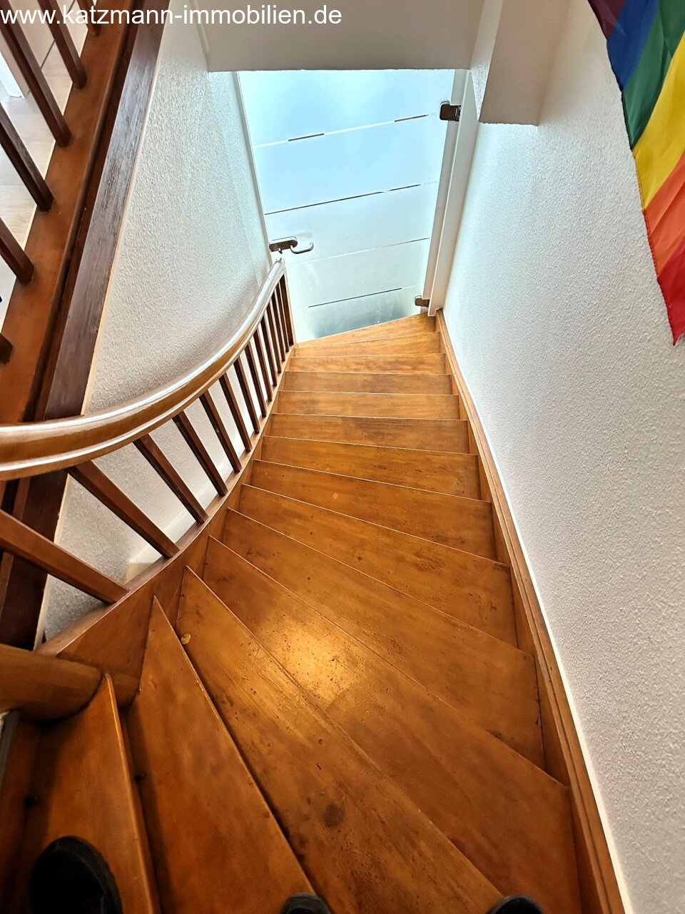 Treppenhaus MFH WE2 mit Blick zur Tür im UG