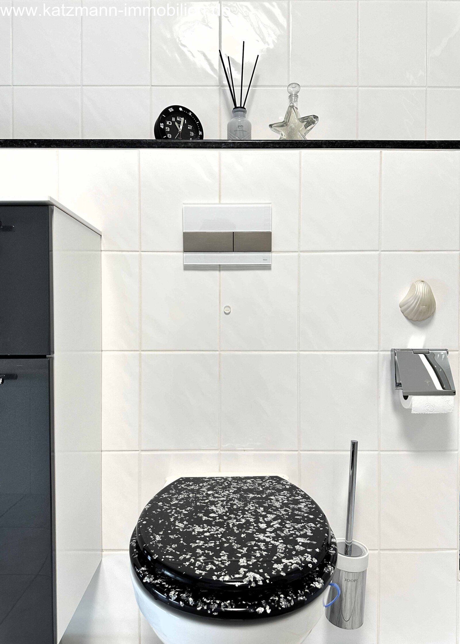 Hänge-WC mit moderner Drückerplatte