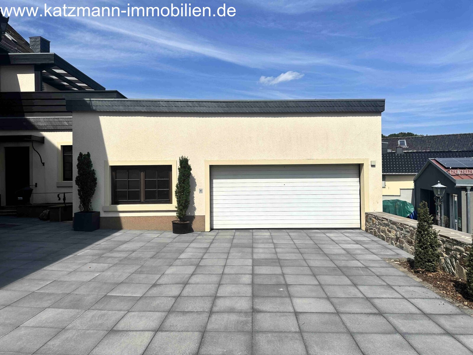 Auffahrt mit Garage