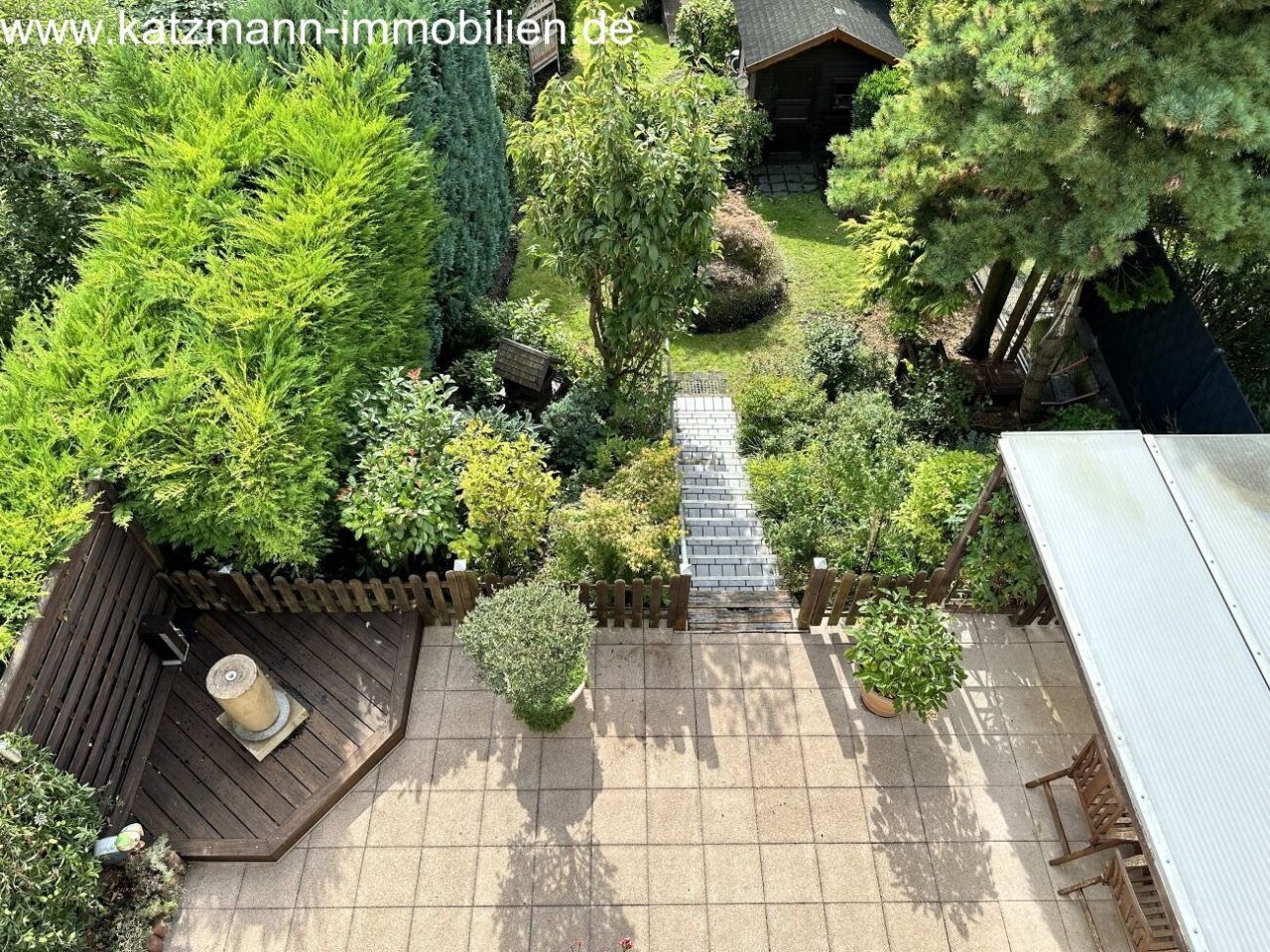 Blick auf die Terrasse und in den Garten (DG) Blick auf die Terrasse und in den Garten (DG)