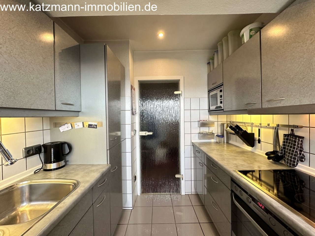 Küche im DG (inkl. aller Einbau-Elektrogeräte) Küche im DG (inkl. aller Einbau-Elektrogeräte)