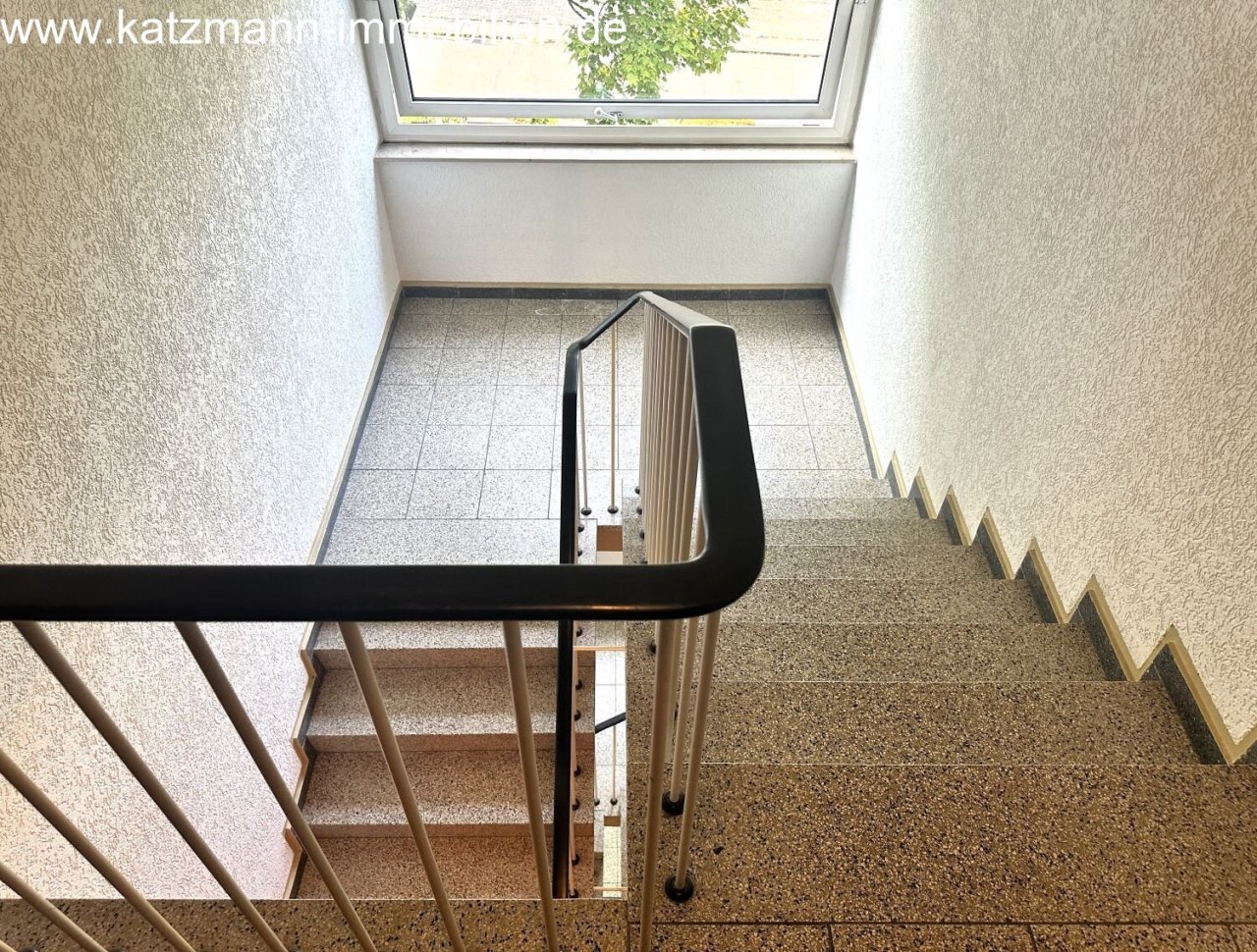 Blick von der Wohnung ins Treppenhaus Blick von der Wohnung ins Treppenhaus