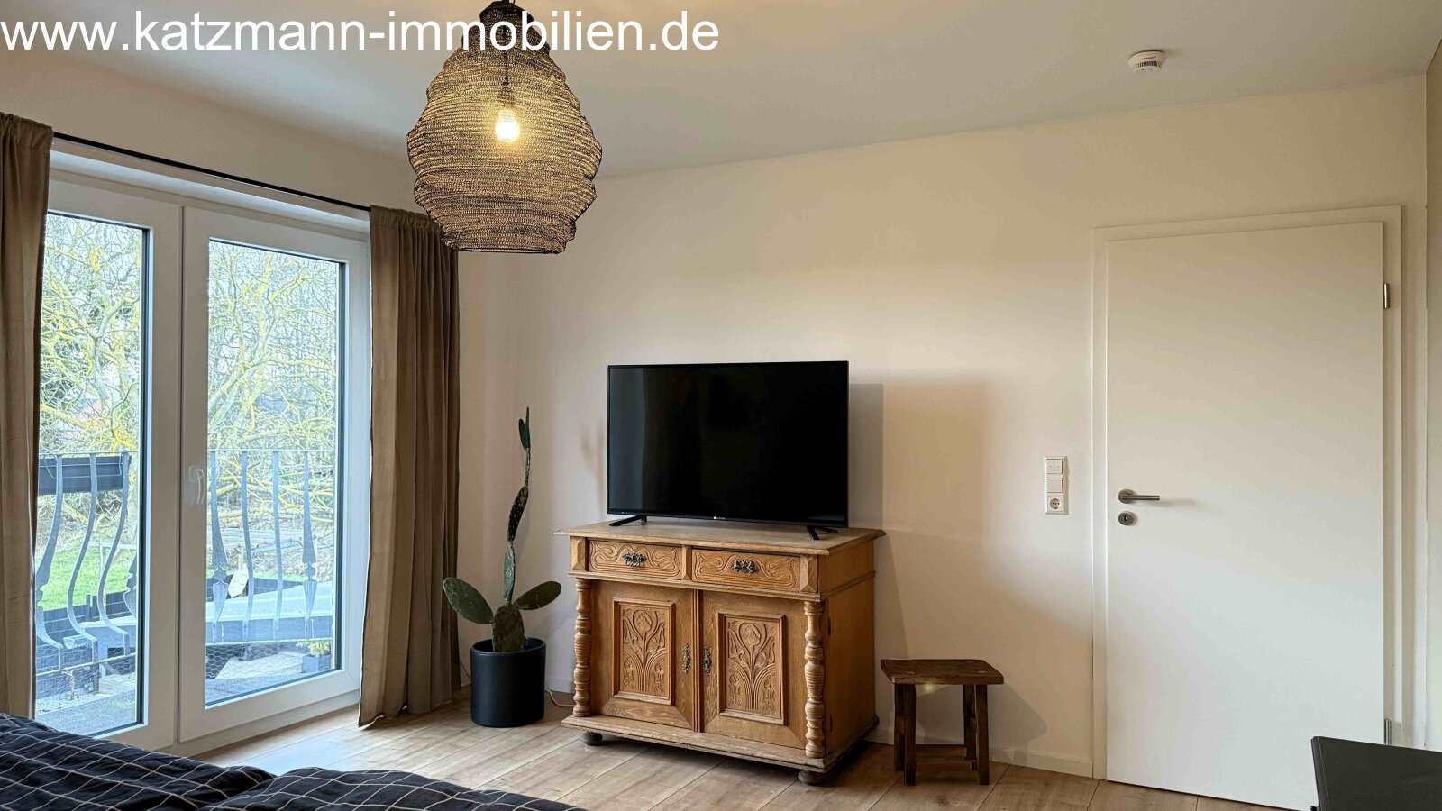 Schlafzimmer mit Zugang zum Balkon