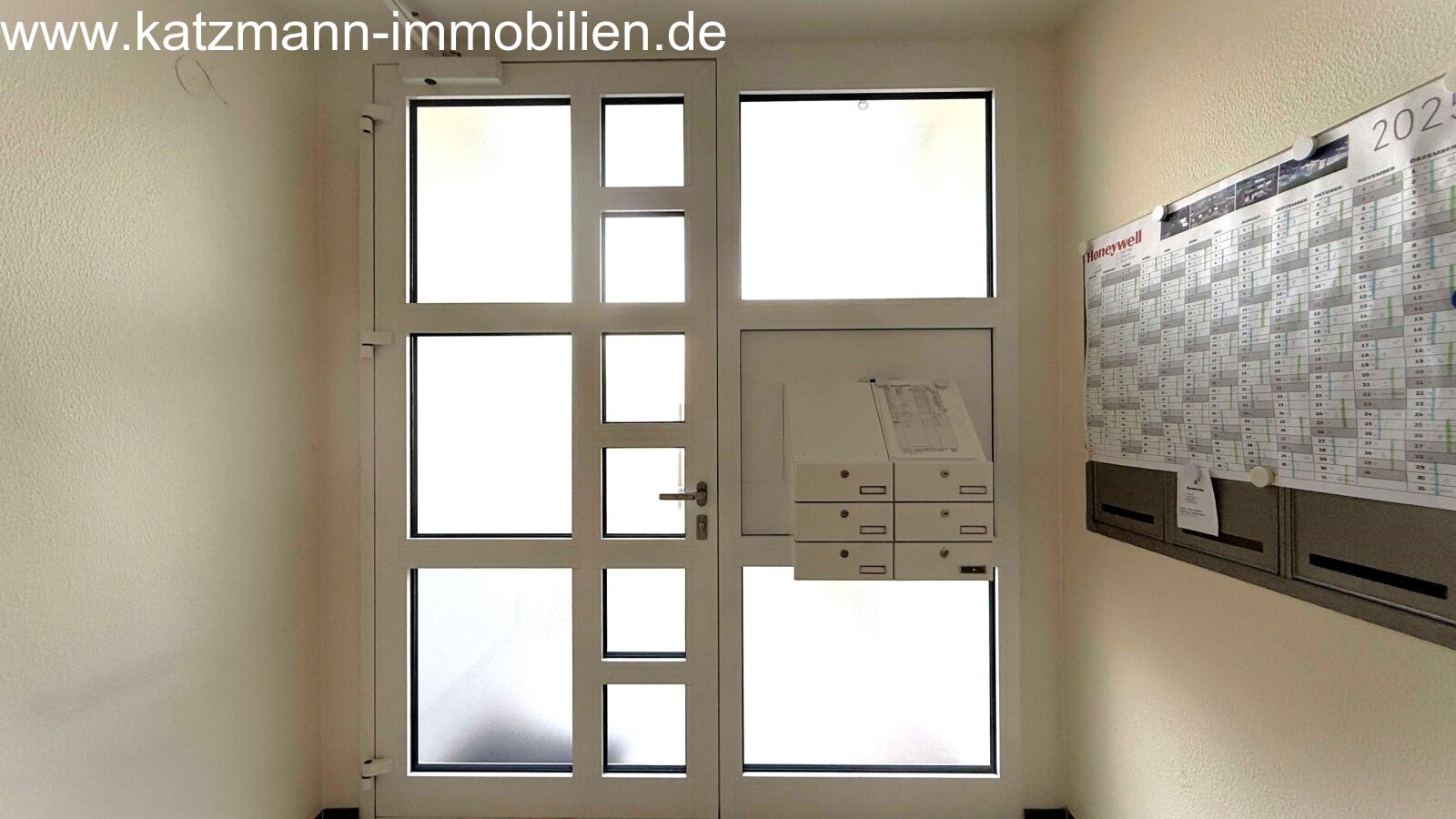  Hauseingangselement mit integrierten Briefkästen