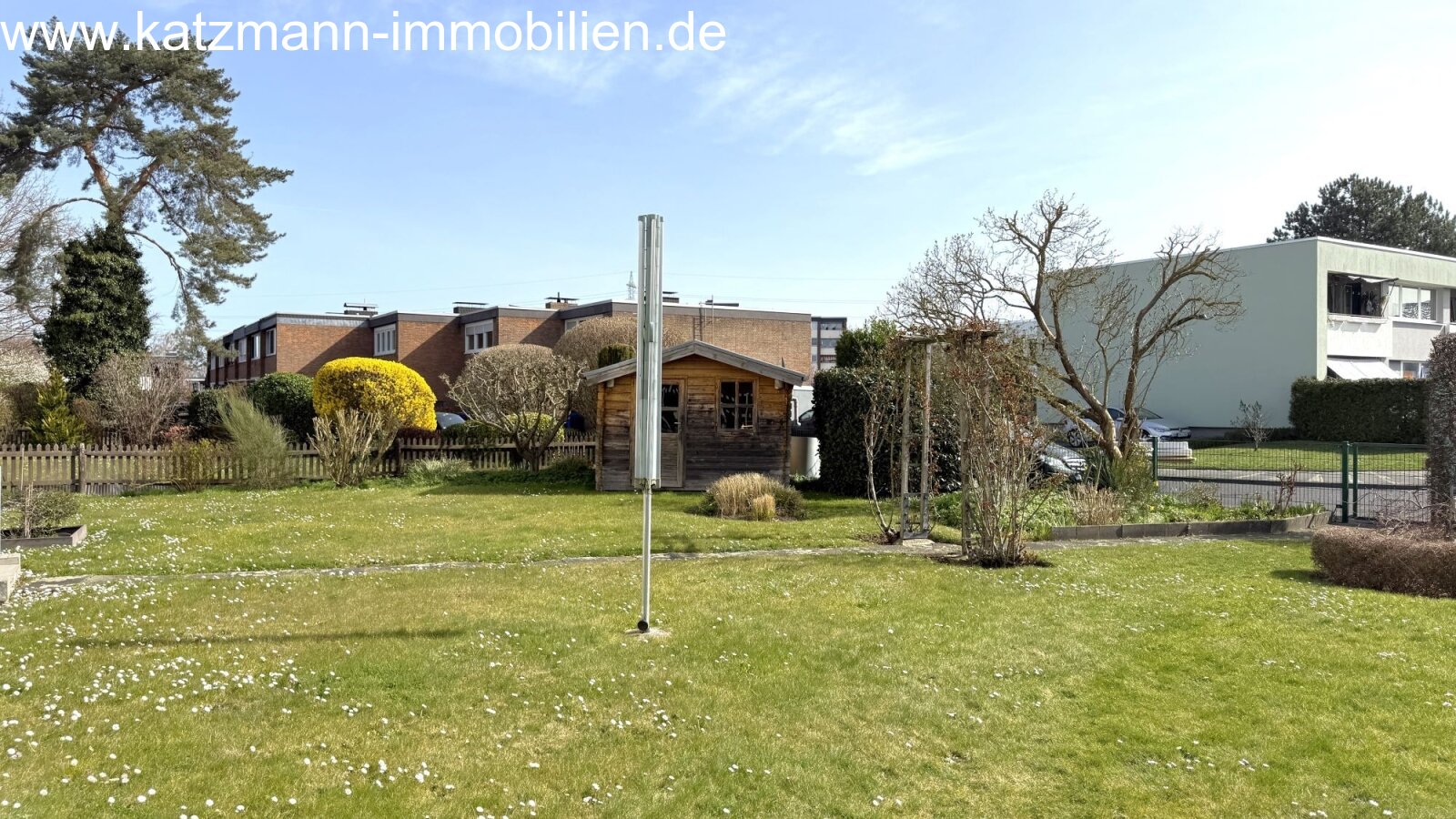 Garten mit Gartenhaus für Gartenwerkzeuge