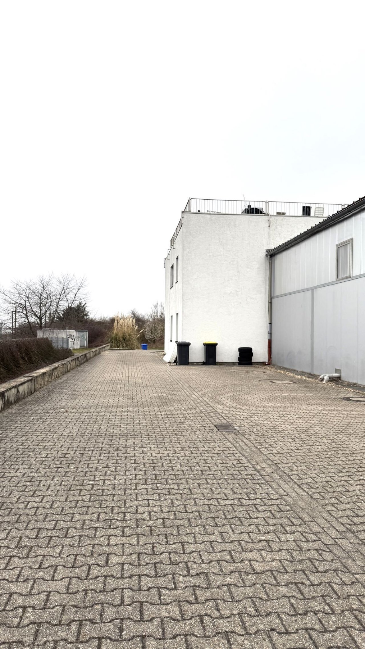 viel Stellflächen neben der Halle viel Stellflächen neben der Halle