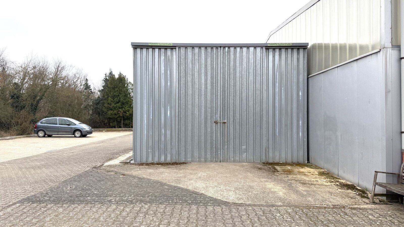 Kleine Metallhalle (ca. 65 m²)