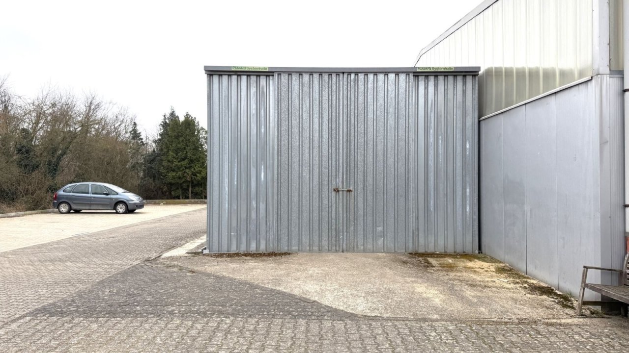 Kleine Metallhalle (ca. 65 m²) Kleine Metallhalle (ca. 65 m²)