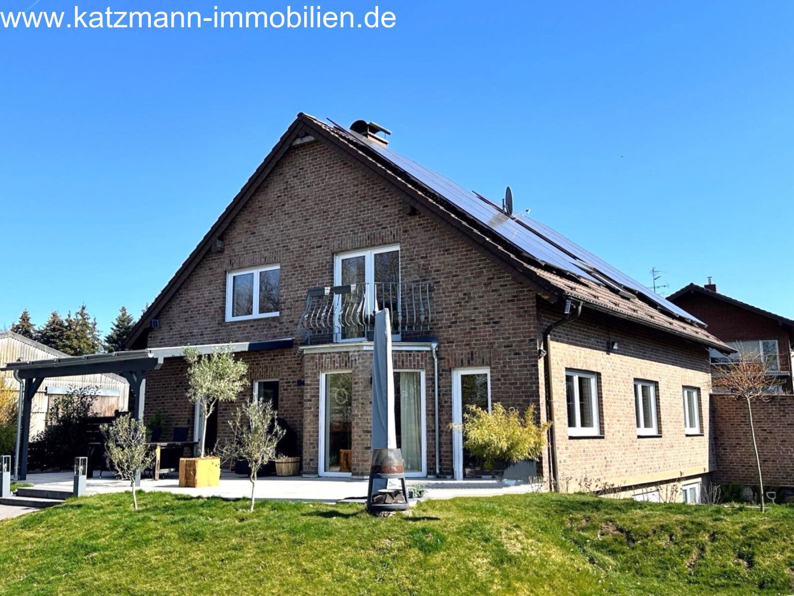 Blick auf ca. 50 m² große Terrasse u. Balkon