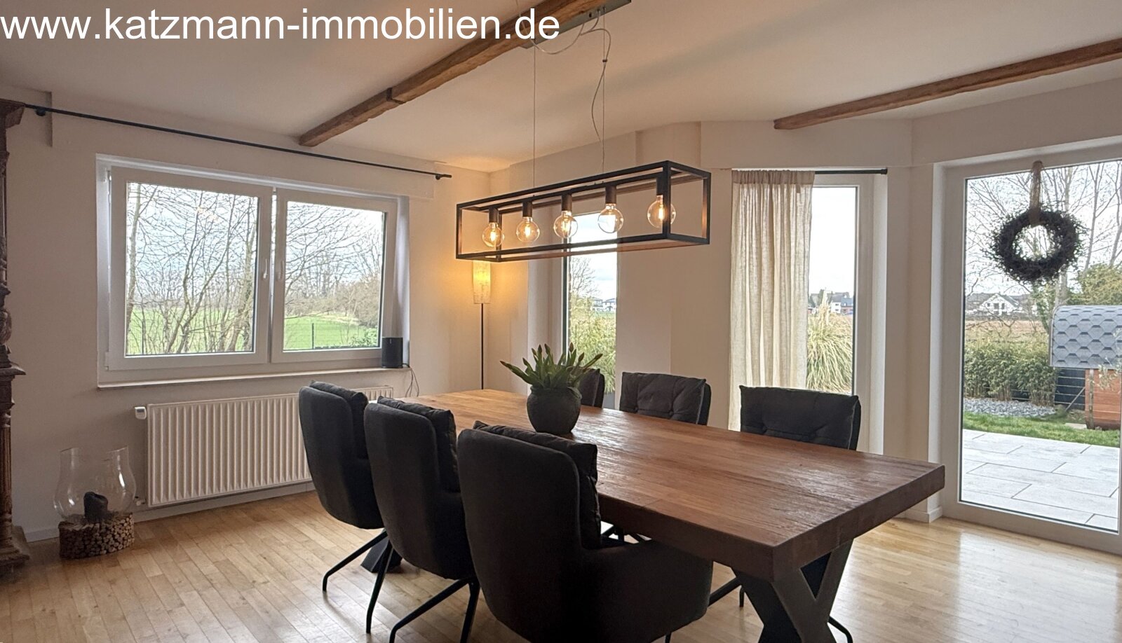 Essbereich mit Zugang zur Terrasse