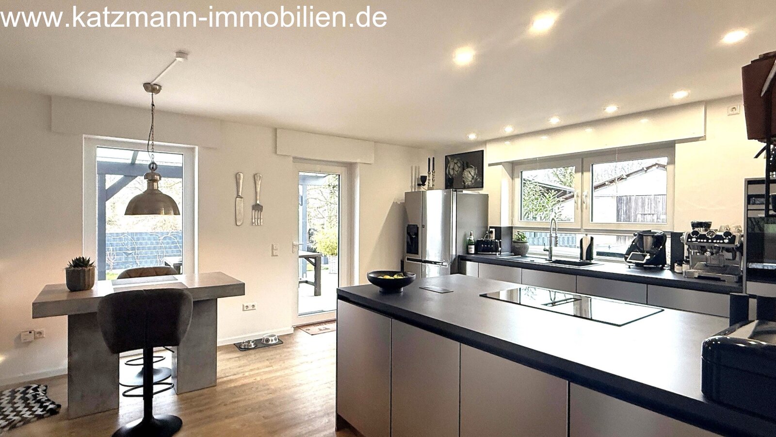 Küche mit Zugang zur überdachten Terrasse