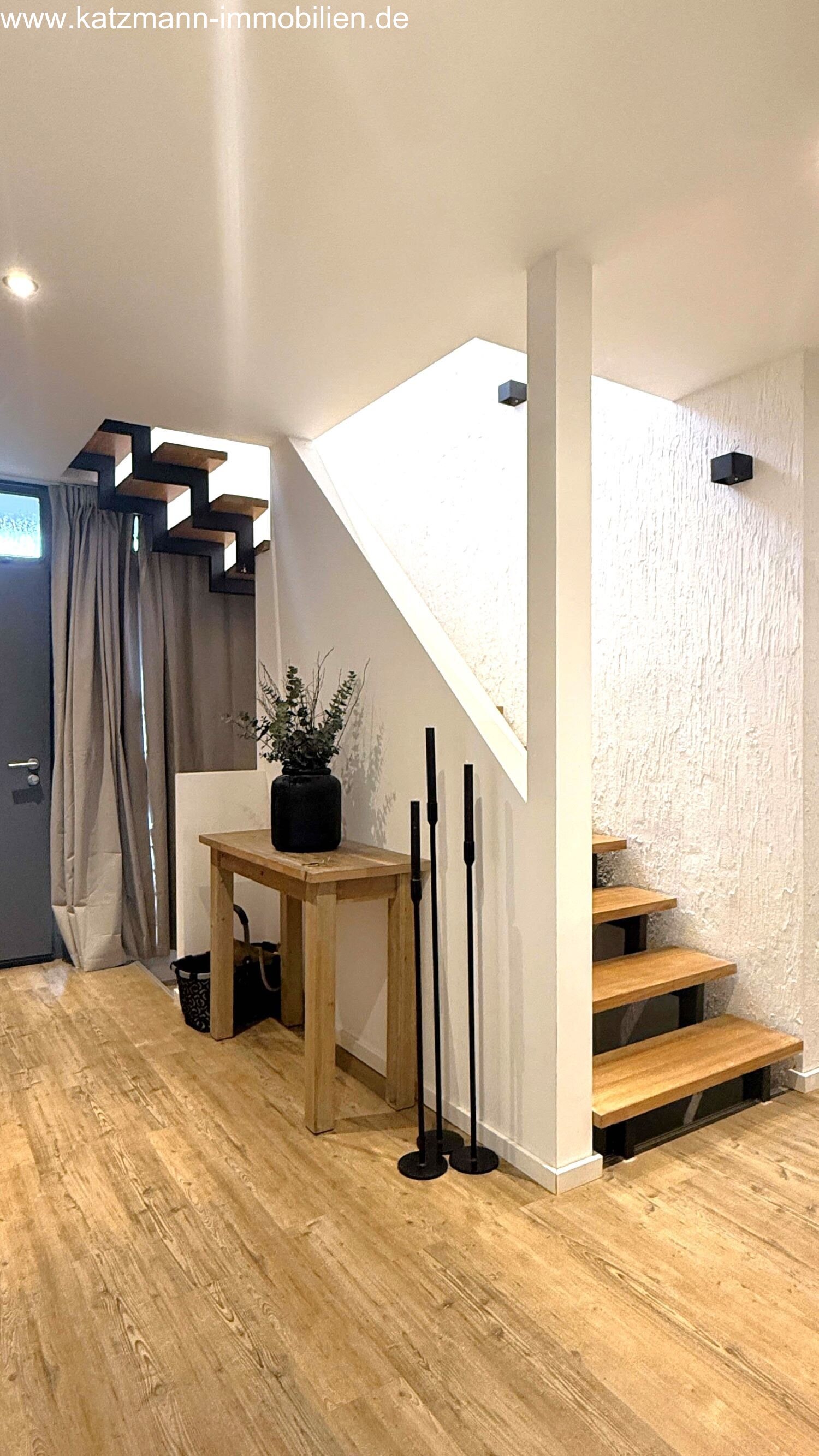 Diele mit Treppe zum DG
