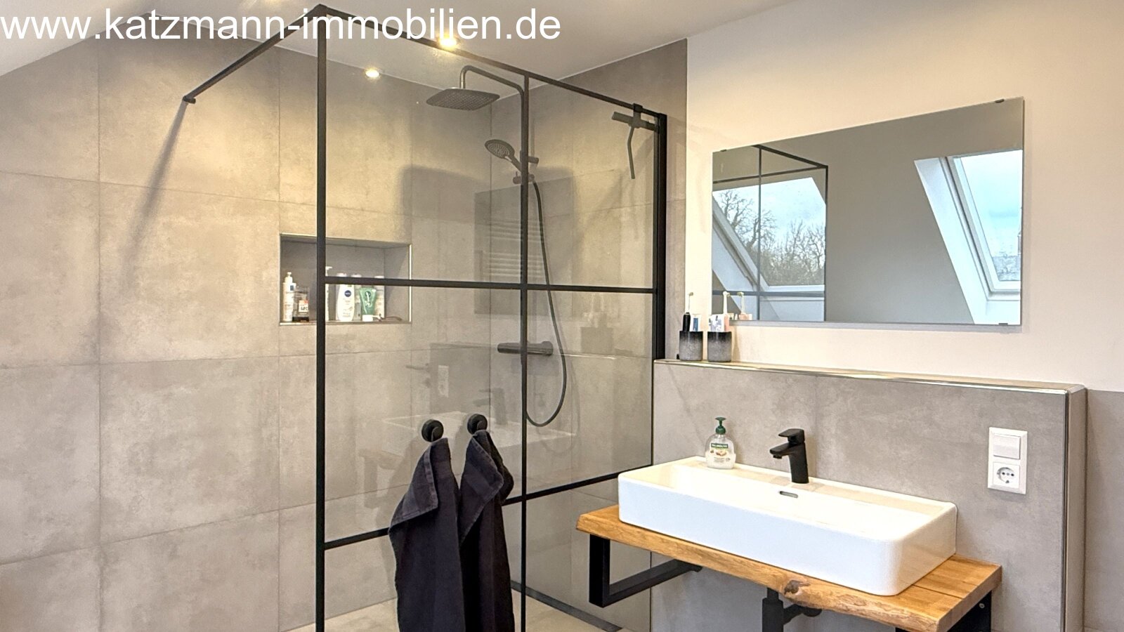 Bad mit Dusche u. Wanne (DG)