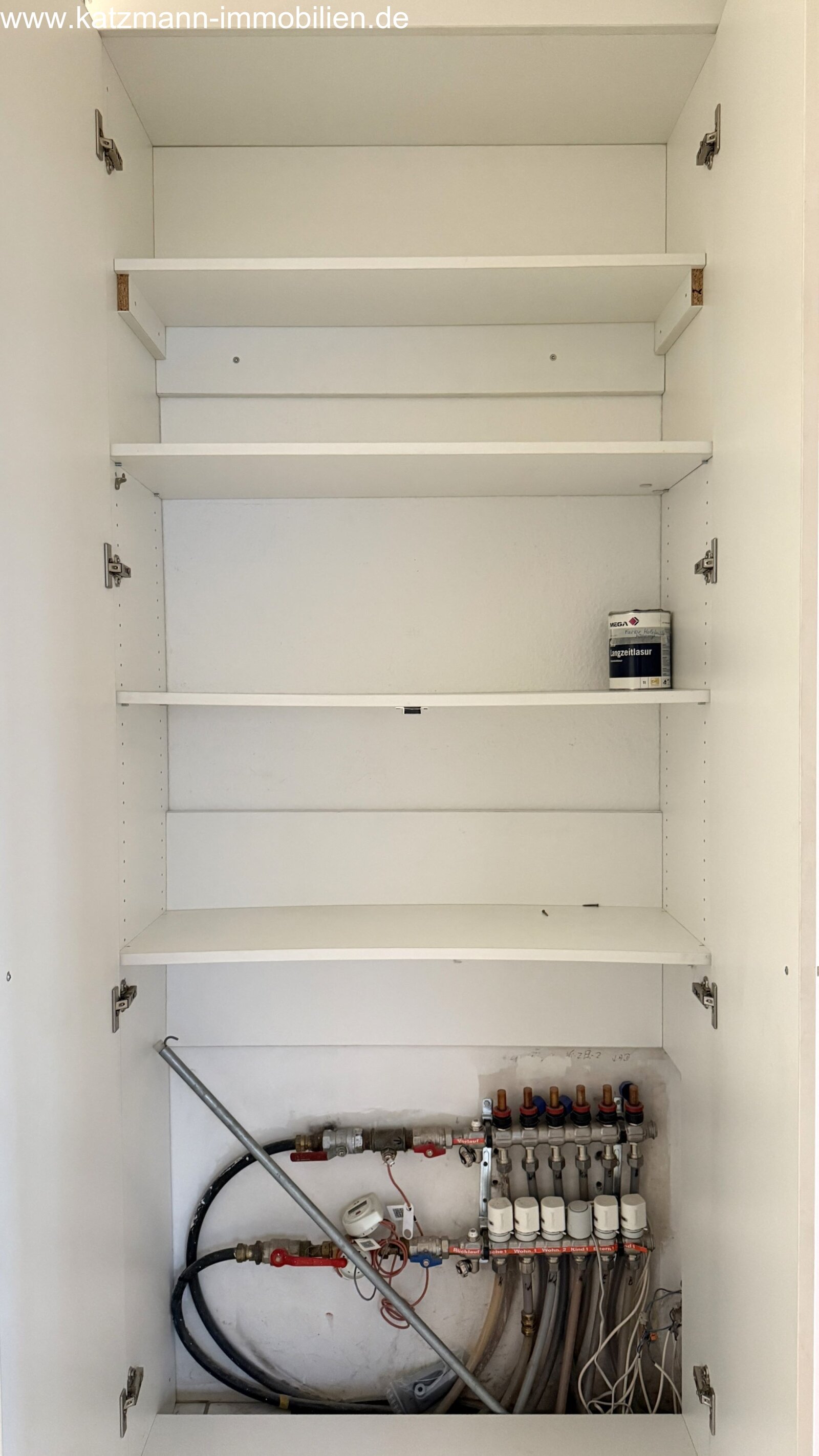 Einbauschrank im Flur (mit Fußbodenheizungsvert.)