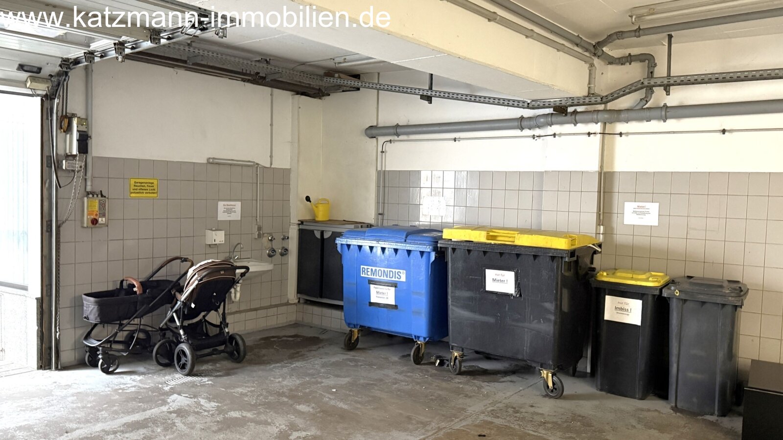 Kleine Halle - Abstellplatz Fahrräder u. Mülltonnen